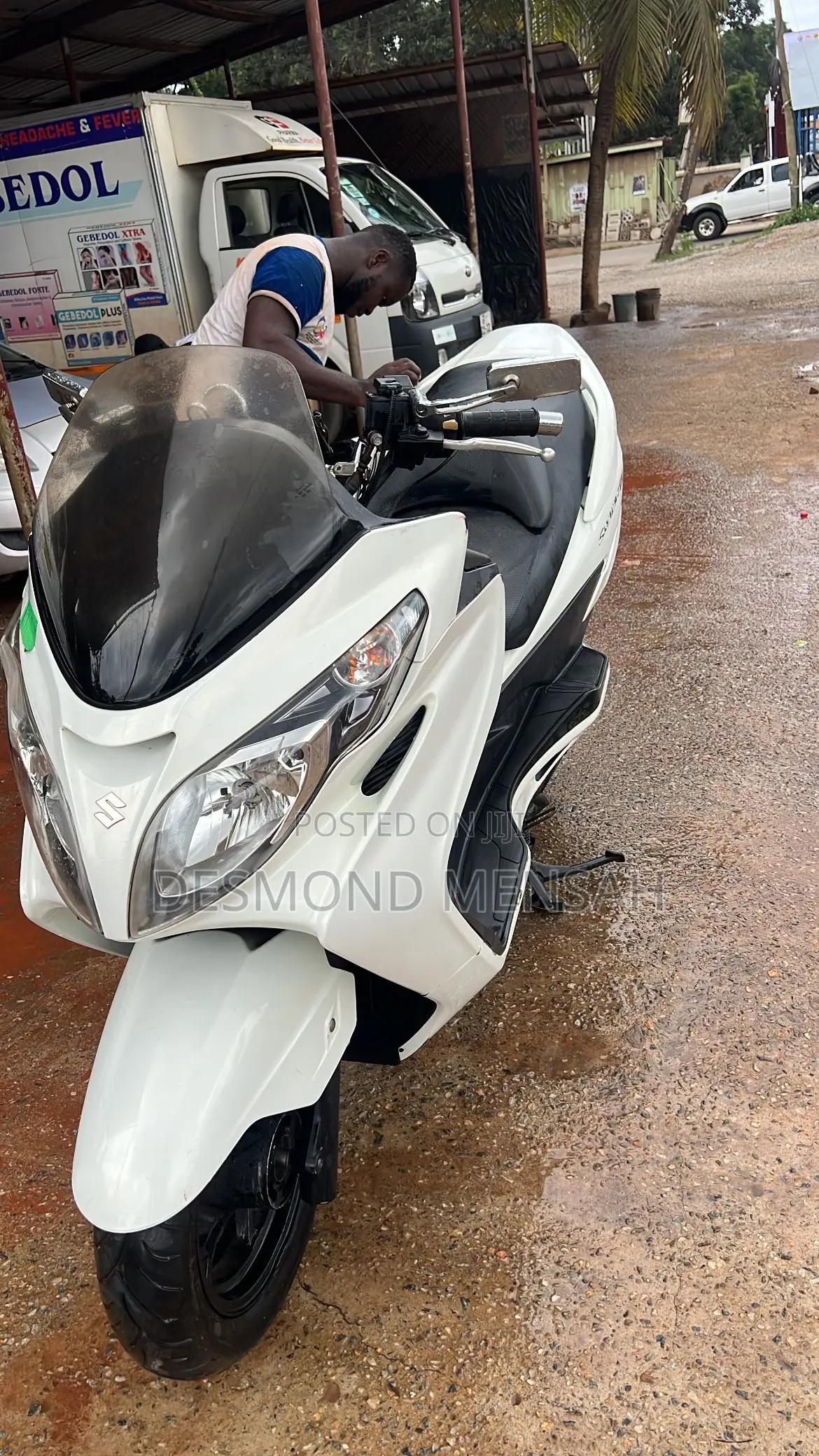 Suzuki Burgman 2011 White