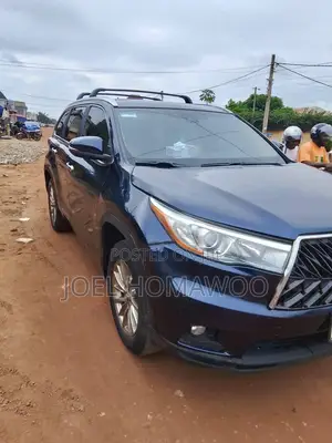Toyota Highlander SE 2019 Blue