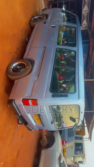 Nissan Caravan (Urvan) 1999 Silver