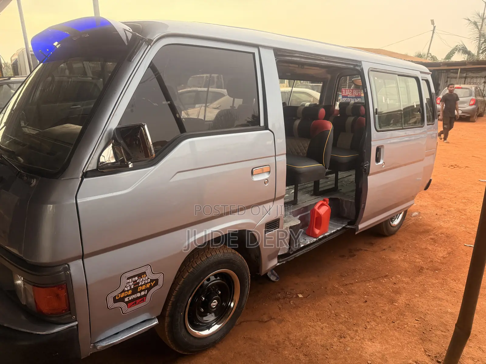 Nissan Caravan (Urvan) 1999 Silver
