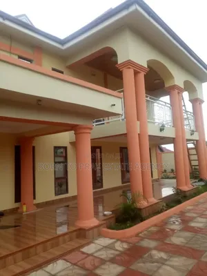 7bdrm House in Born To Pray Estate, Ejisu-Juaben Municipal for sale