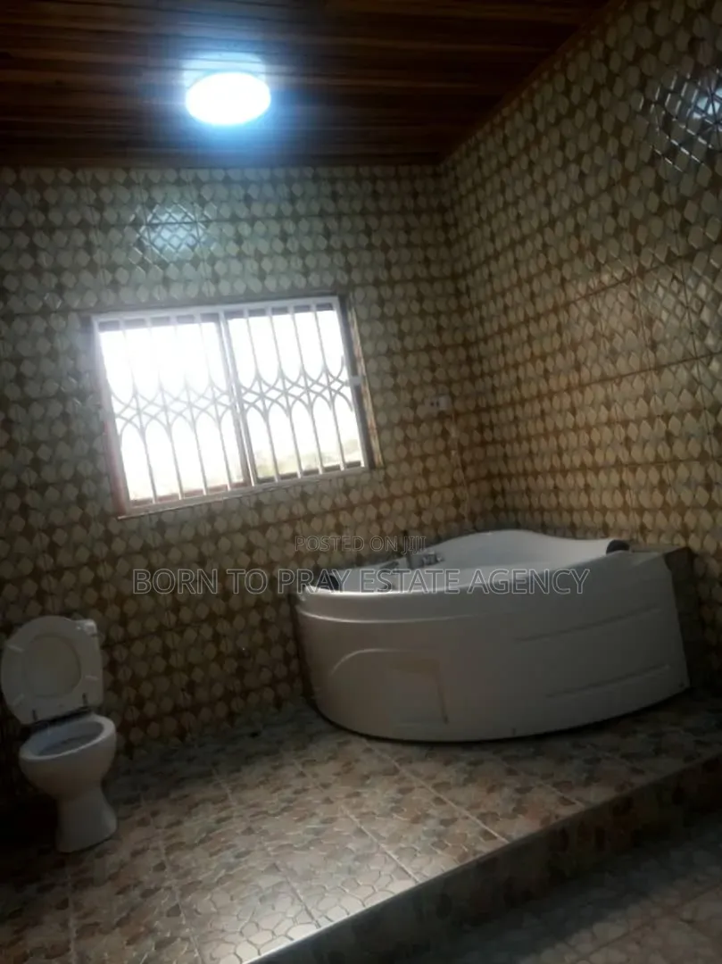 7bdrm House in Born To Pray Estate, Ejisu-Juaben Municipal for sale
