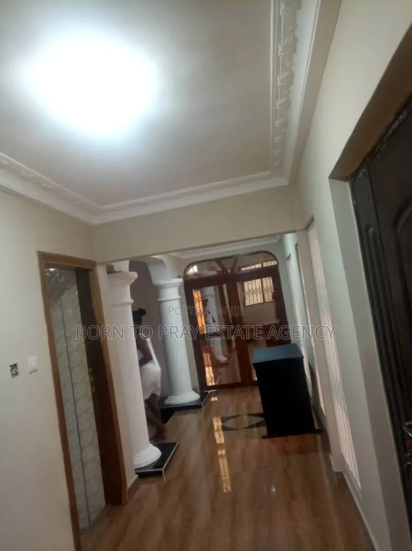7bdrm House in Born To Pray Estate, Ejisu-Juaben Municipal for sale