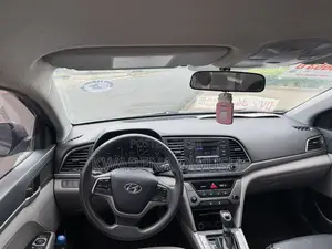 Hyundai Elantra SE Sedan FWD (2.0L 4cyl 6M) 2017 Gray