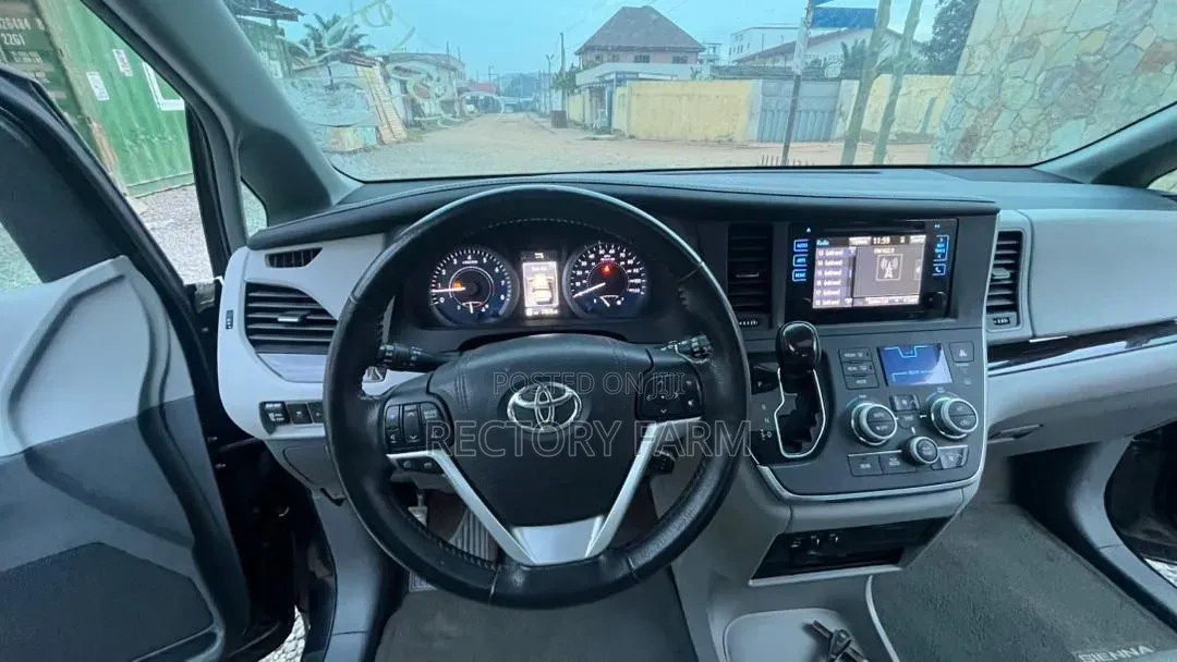 Toyota Sienna 2018 Black