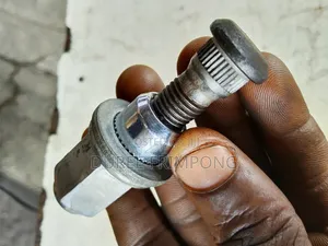 Prado, Tacoma , High Lander,4 Runner, Hilux ,Rav 4 Wheel Bolt N Not