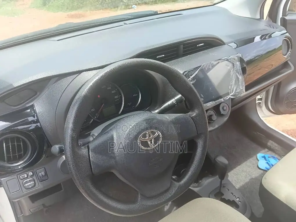 Toyota Vitz 2012 White