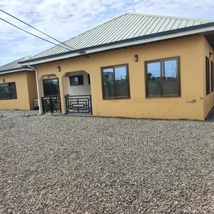 4bdrm Bungalow in Community 25 Tema for rent