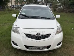 Toyota Yaris Base Sedan 4dr 2010 White