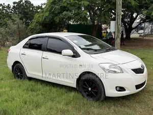 Toyota Yaris Base Sedan 4dr 2010 White