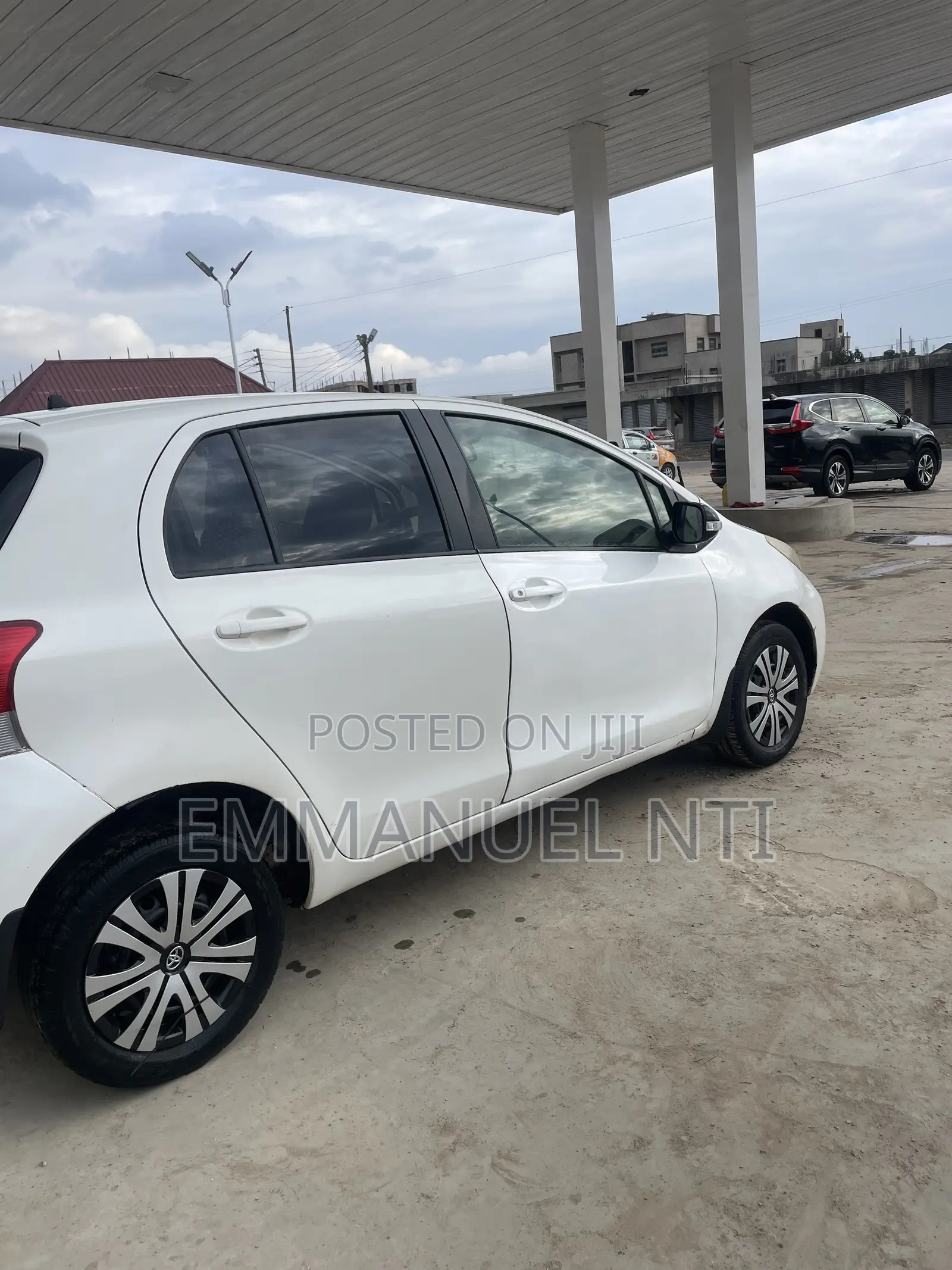 Toyota Vitz 2010 White