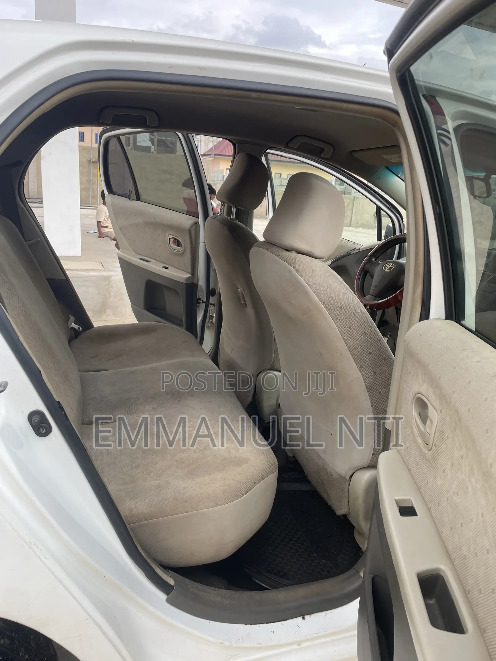 Toyota Vitz 2010 White