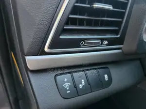 Hyundai Elantra Limited Sedan FWD (2.0L 4cyl 6A) 2017
