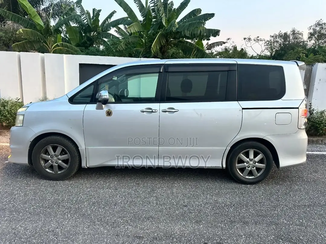 Toyota Voxy X 4WD 8-Seater 2010 Silver