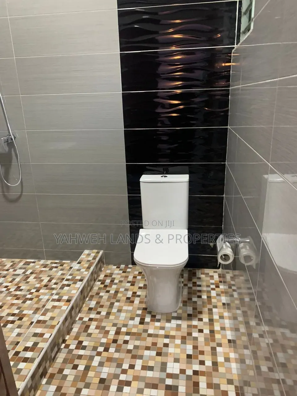 5bdrm House in Com 18, Baatsona Total for rent