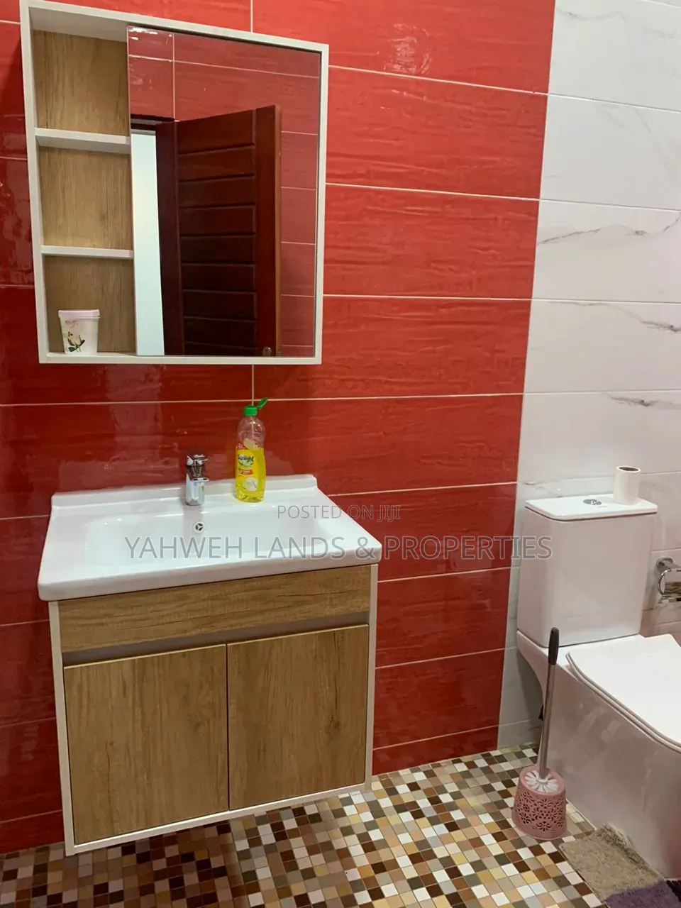 5bdrm House in Com 18, Baatsona Total for rent