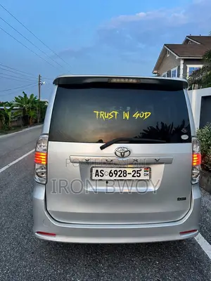 Toyota Voxy X 4WD 8-Seater 2010 Silver
