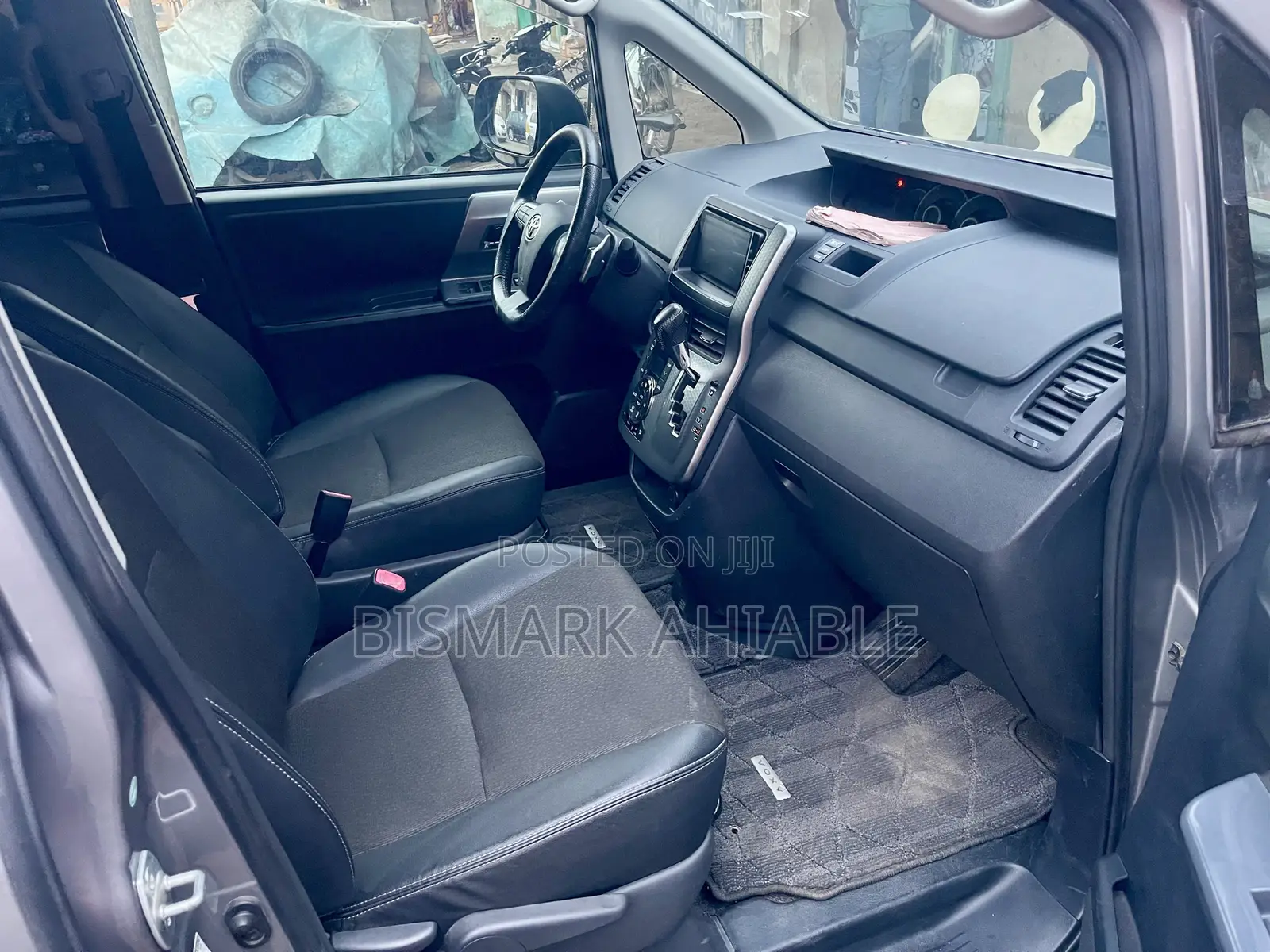 Toyota Voxy V 2WD 8-Seater 2013 Ivory