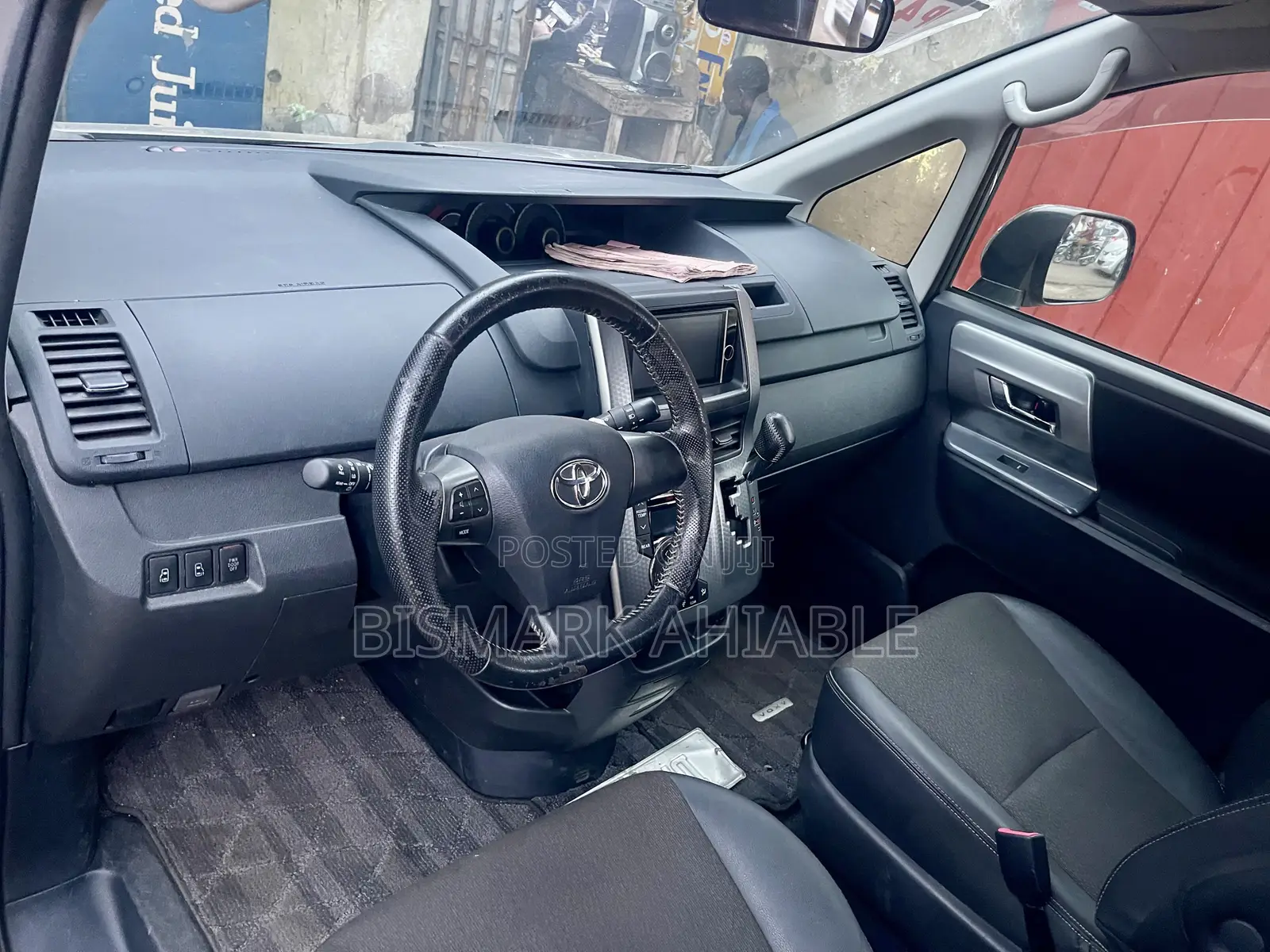 Toyota Voxy V 2WD 8-Seater 2013 Ivory
