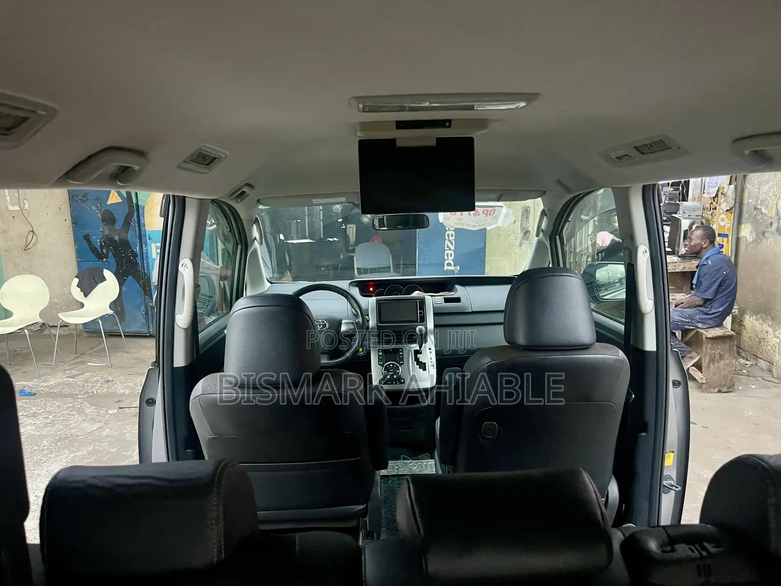 Toyota Voxy V 2WD 8-Seater 2013 Ivory