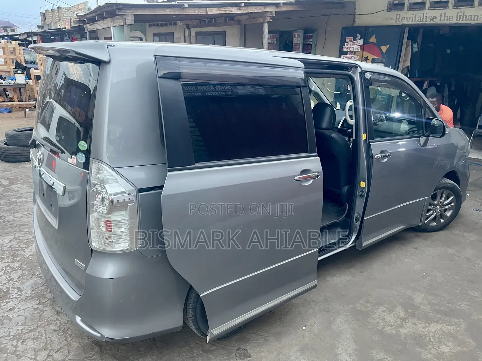 Toyota Voxy V 2WD 8-Seater 2013 Ivory