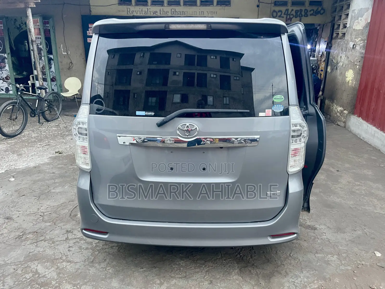 Toyota Voxy V 2WD 8-Seater 2013 Ivory
