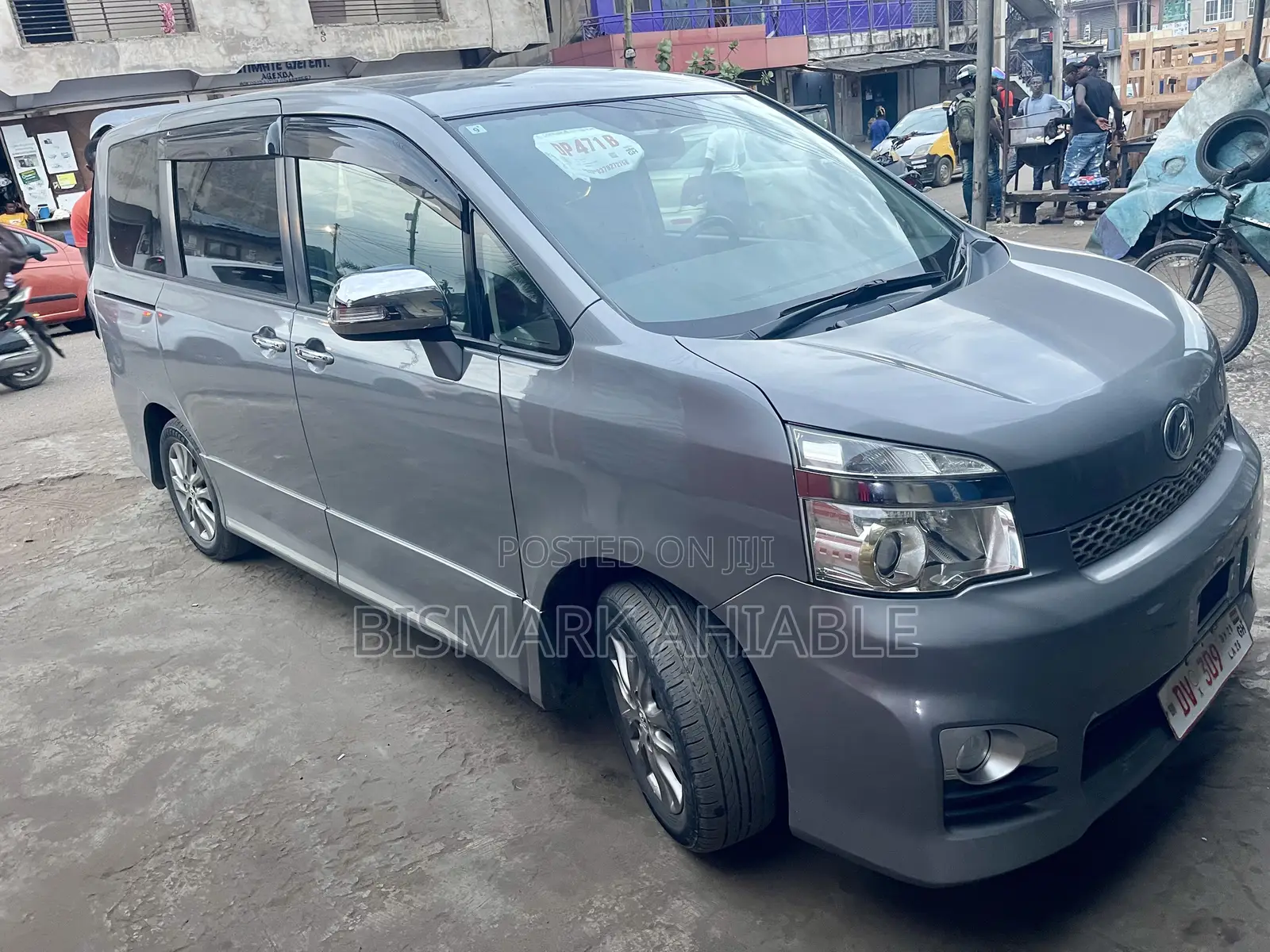 Toyota Voxy V 2WD 8-Seater 2013 Ivory