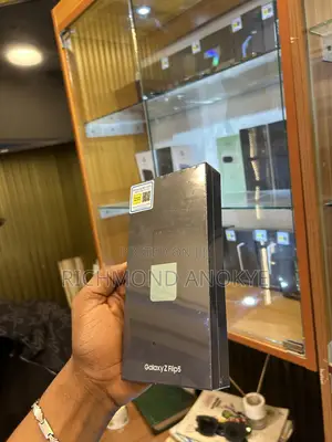 New Samsung Galaxy Z Flip 5 256 GB
