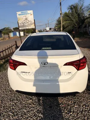 Toyota Corolla SE 4dr Sedan (1.8L 4cyl CVT) 2017 White