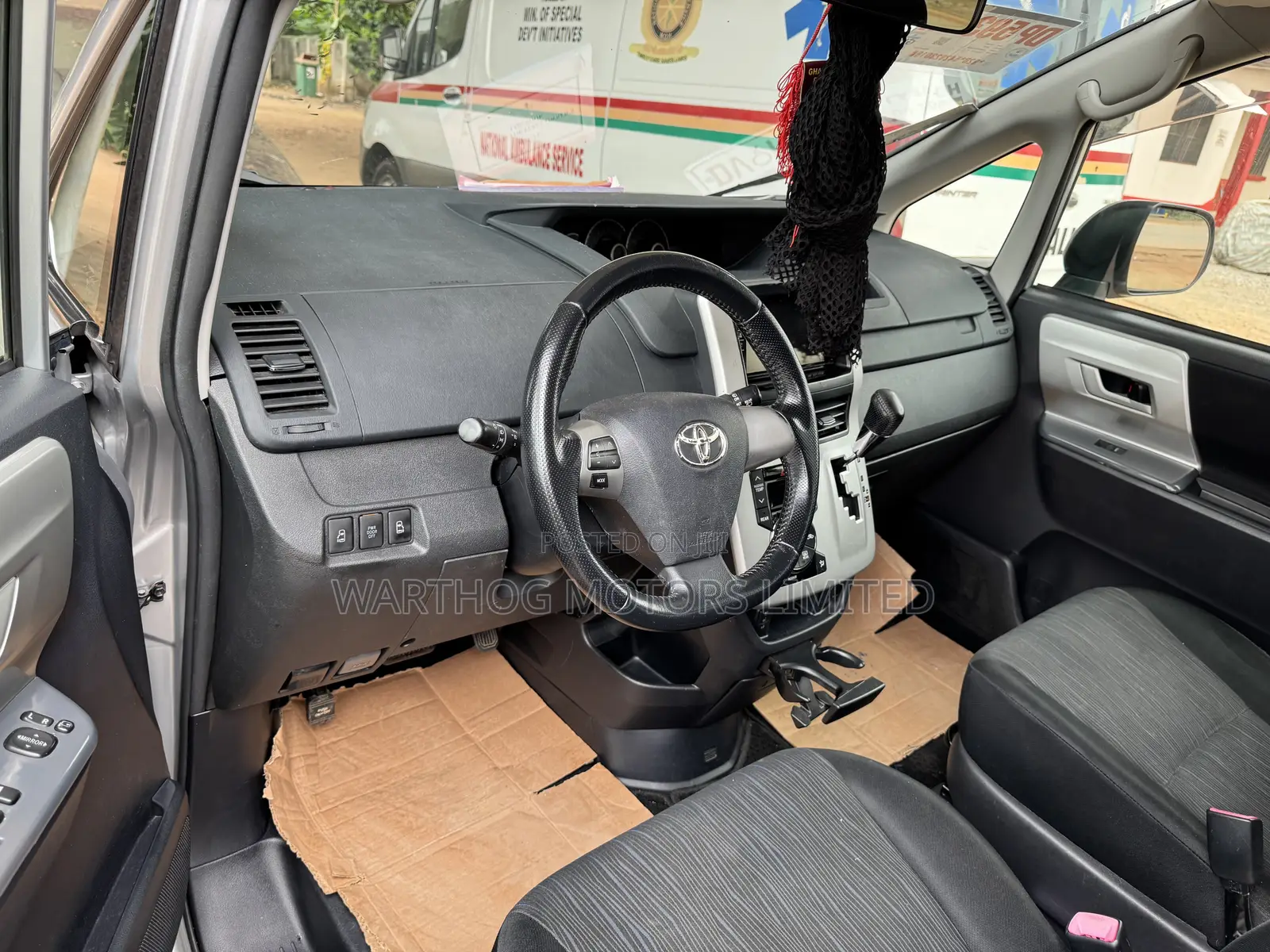 Toyota Voxy 2012 Silver