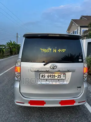 Toyota Voxy X 4WD 8-Seater 2010 Silver