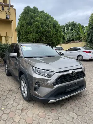 Toyota RAV4 XLE 2022 Gray