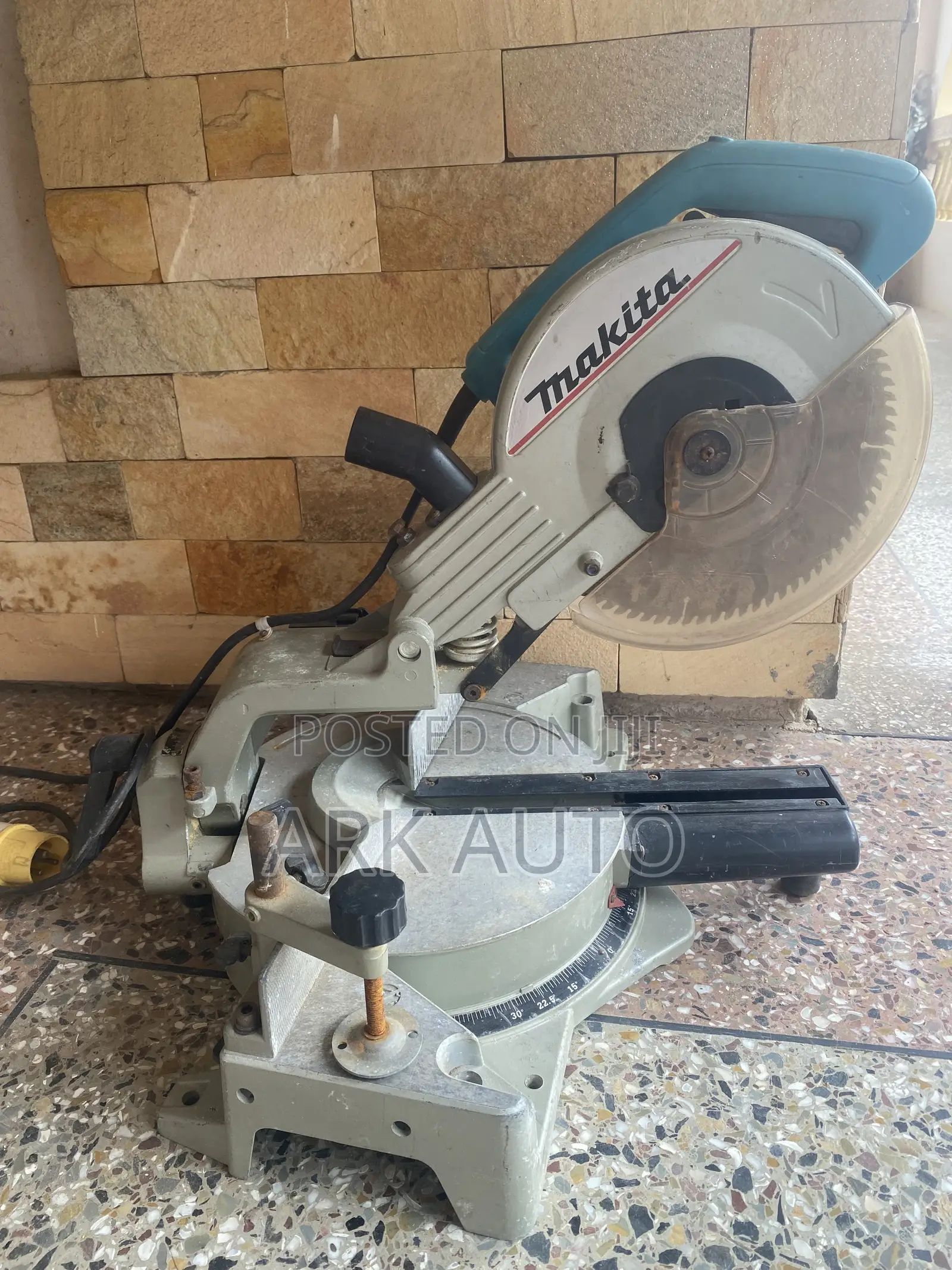 Makita Slide Compound Mitre Saw 2000W (UK USED)