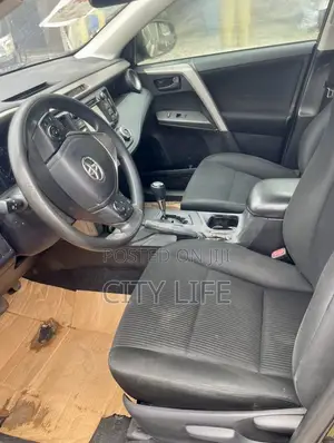 Toyota RAV4 LE FWD (2.5L 4cyl 6A) 2017 Red