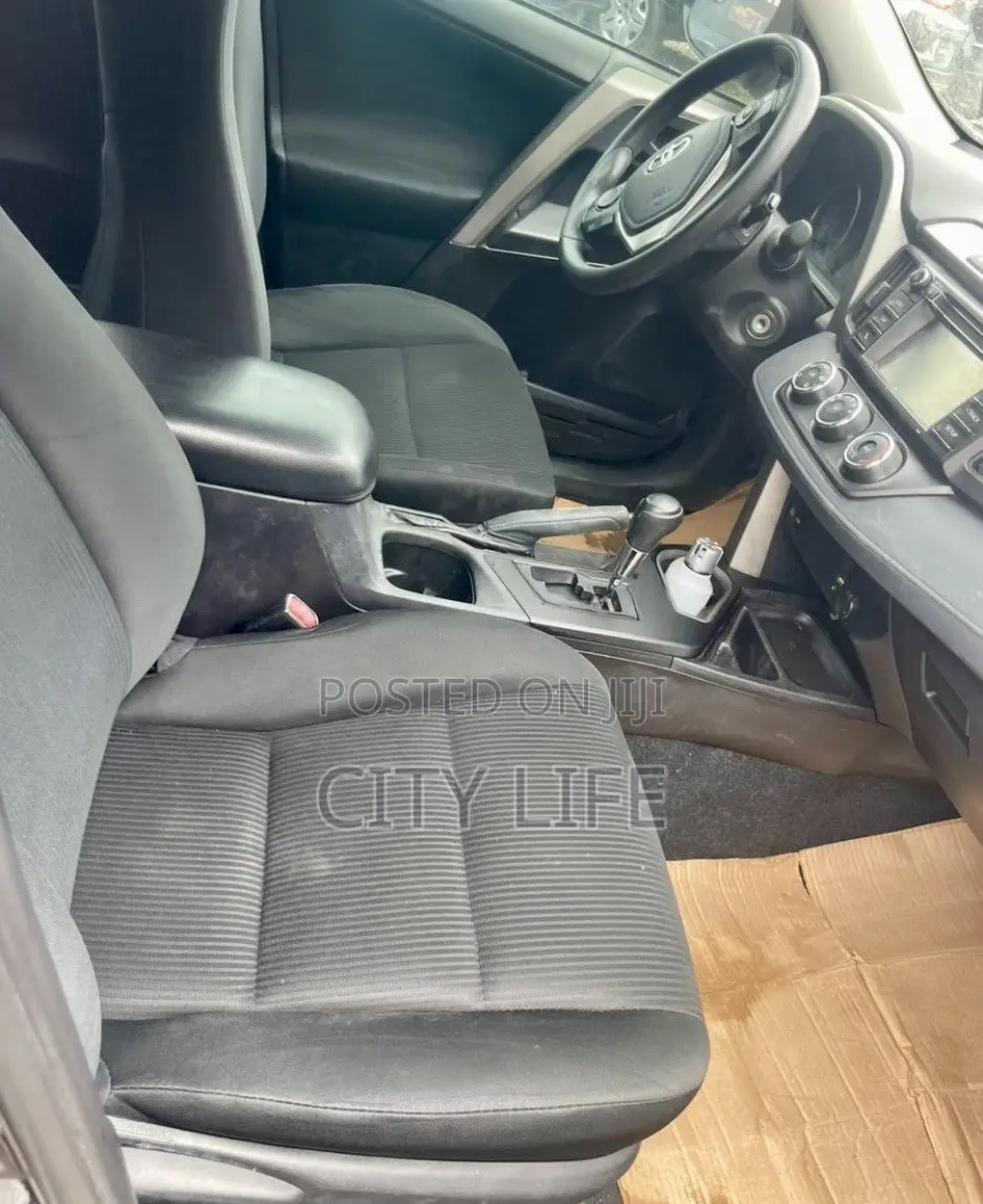 Toyota RAV4 LE FWD (2.5L 4cyl 6A) 2017 Red
