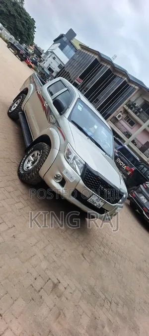Toyota Hilux SR 4x4 2013 Silver