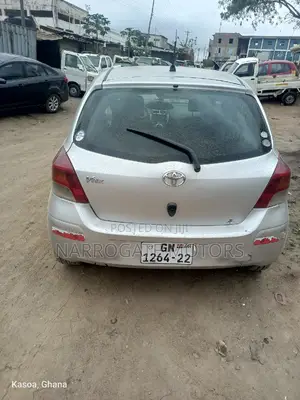 Toyota Vitz 2009 Silver
