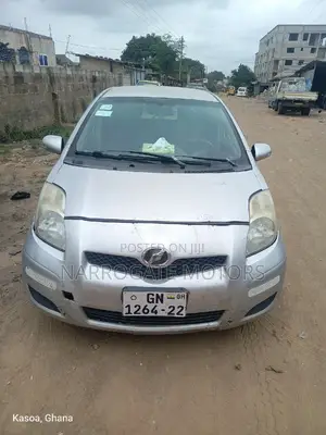 Toyota Vitz 2009 Silver