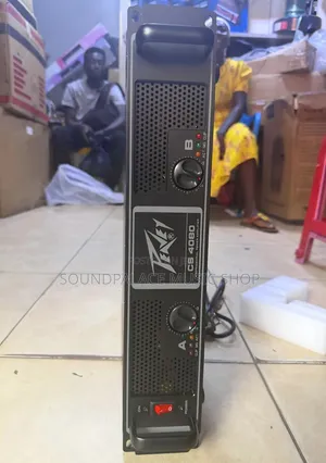 Peavey CS 4080 Professional Power Amplifier.