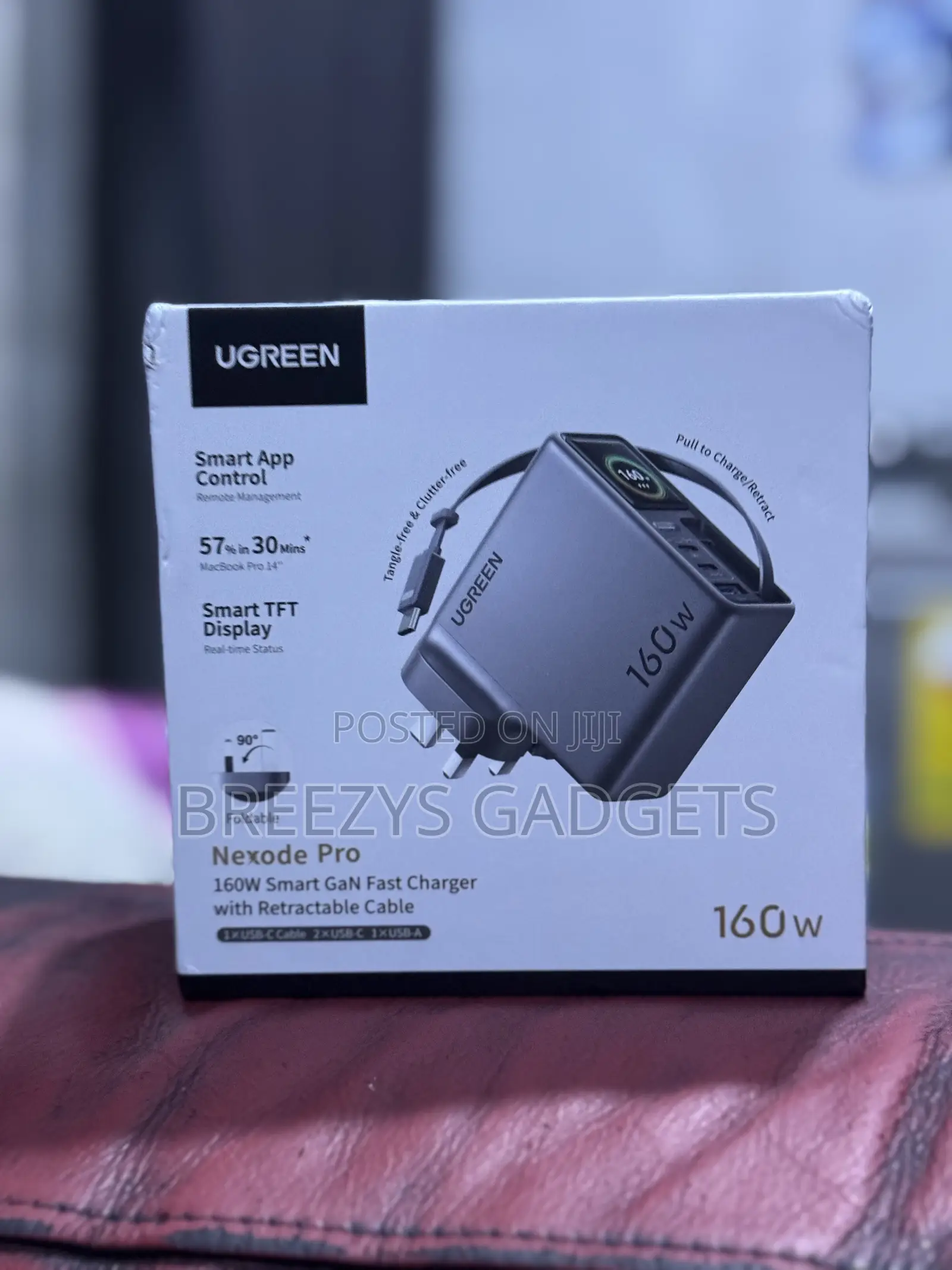 UGREEN 160W Smart Display GaN Charger With Retractable Cable AVS PD3.1