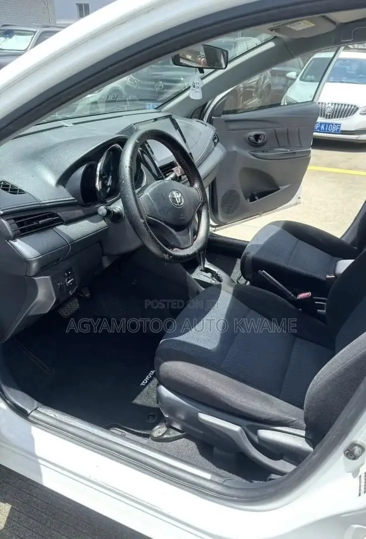 Toyota Yaris LE Hatchback 5dr 2016 White