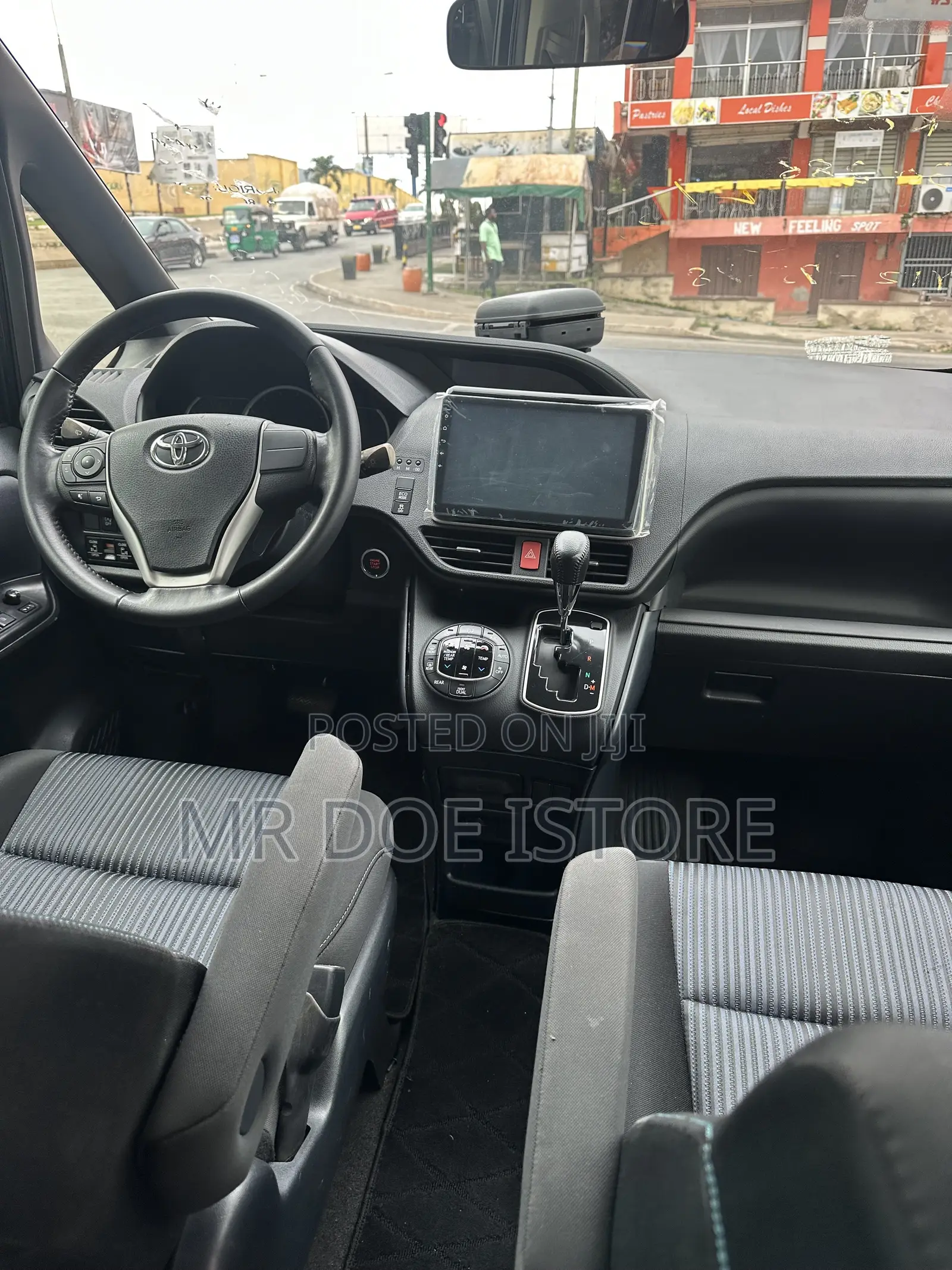 Toyota Voxy X Side Lift-Up Tilt Seat 4WD 7-Seater 2015 Black