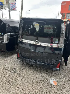 Toyota Voxy X Side Lift-Up Tilt Seat 4WD 7-Seater 2015 Black