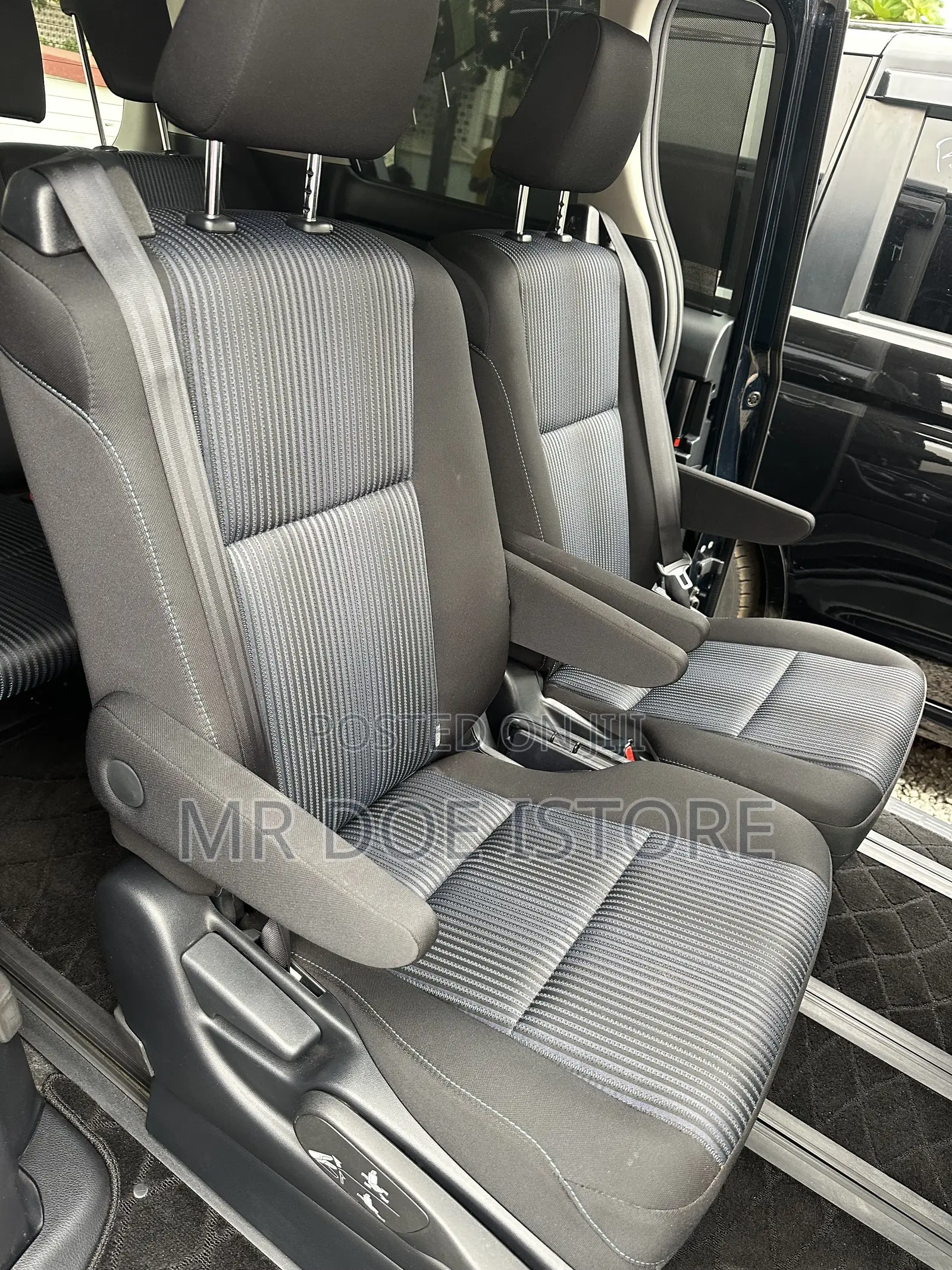Toyota Voxy X Side Lift-Up Tilt Seat 4WD 7-Seater 2015 Black