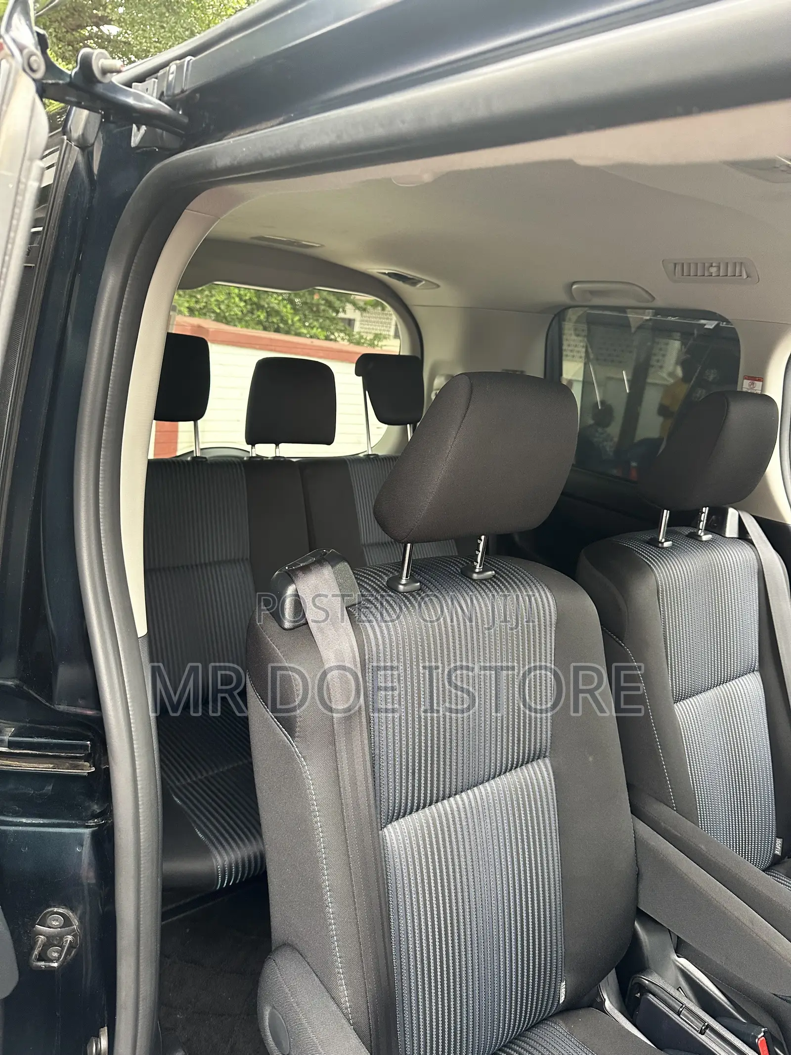 Toyota Voxy X Side Lift-Up Tilt Seat 4WD 7-Seater 2015 Black