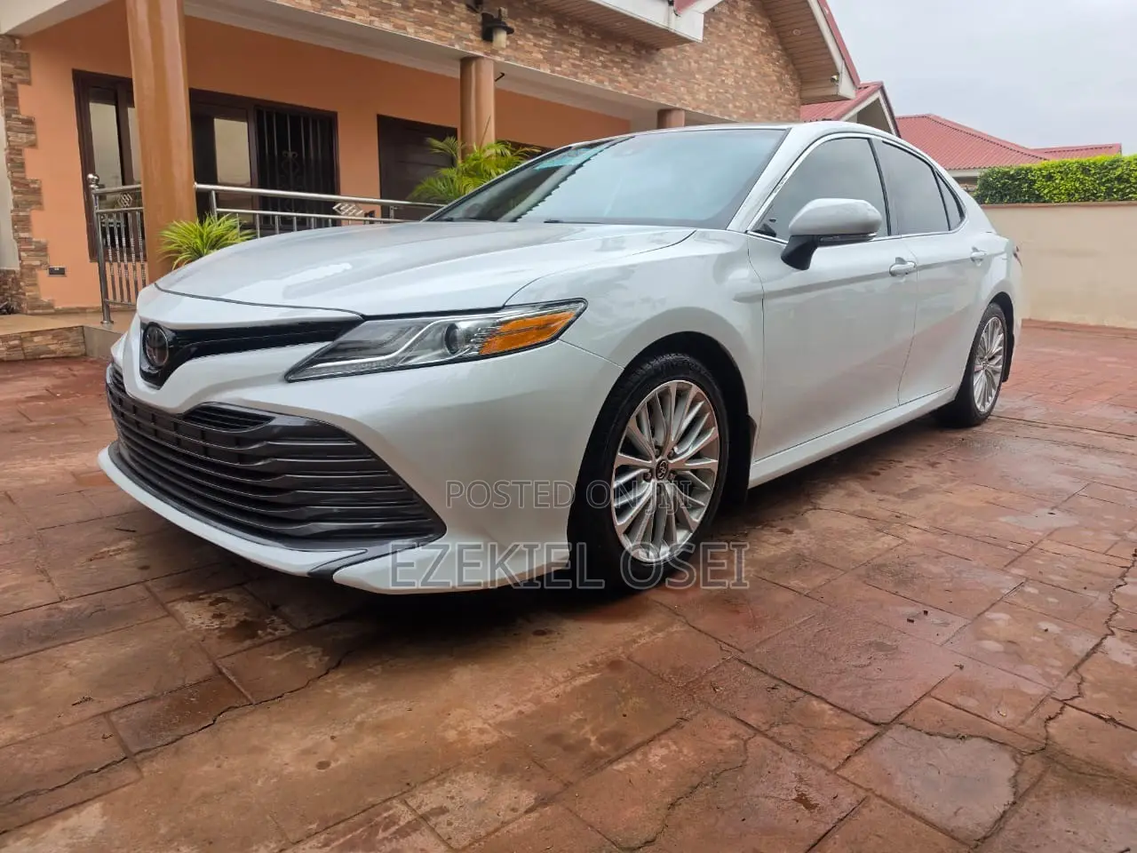 Toyota Camry LE (2.5L 4cyl 8A) 2019 White