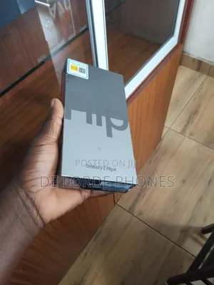 New Samsung Galaxy Z Flip4 256 GB Black