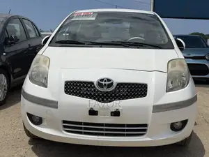 Toyota Yaris Base Sedan 4dr 2010 White