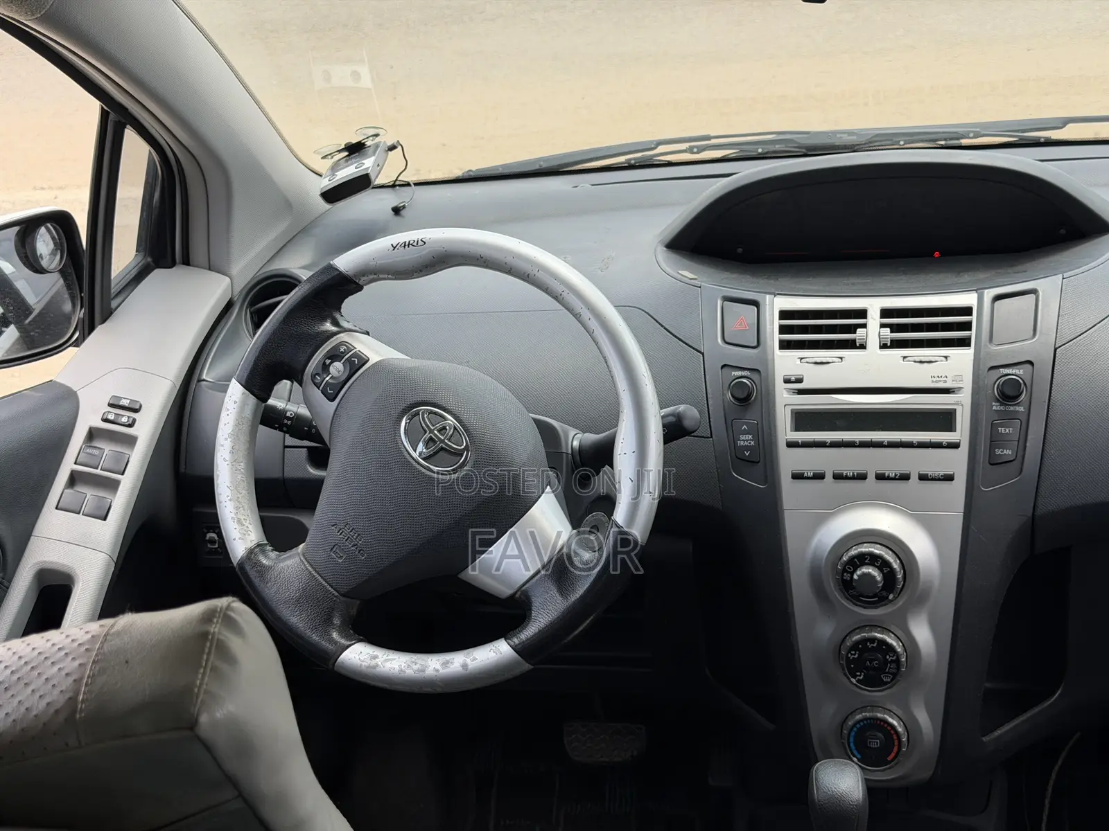 Toyota Yaris Base Sedan 4dr 2010 White
