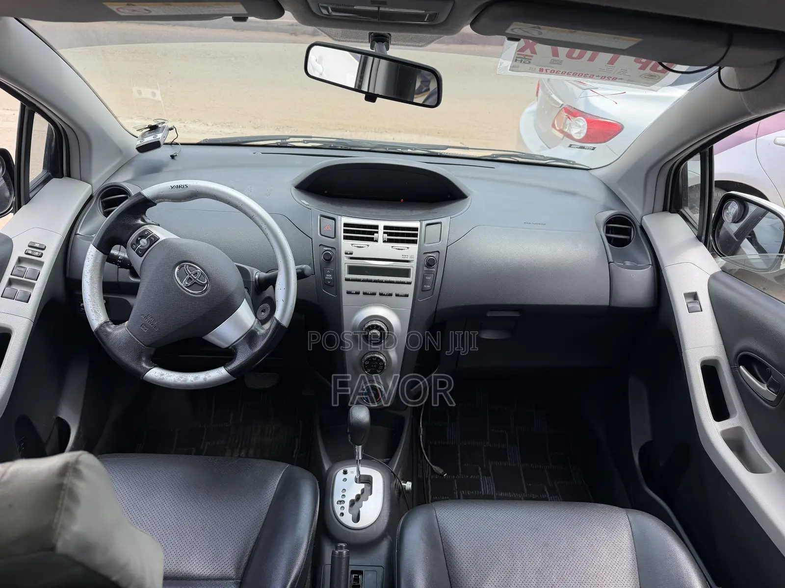 Toyota Yaris Base Sedan 4dr 2010 White